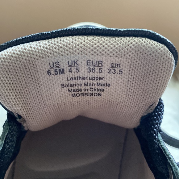 Tennis shoes excellent condition - Picture 5 of 5